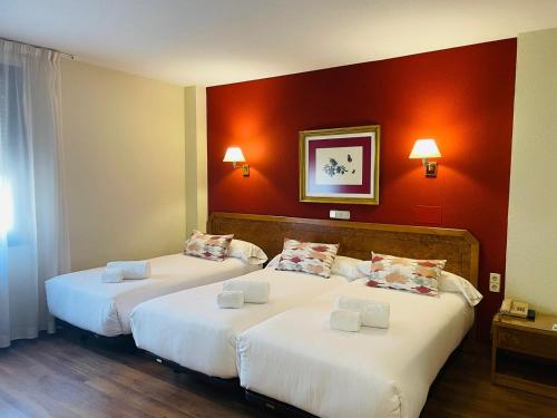 Habitación Doble con Cama supletoria del hotel Don Carmelo. Foto 2
