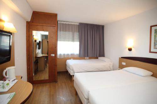 Habitación Doble con cama supletoria - 2 camas del hotel Travelodge Barcelona del Vallés. Foto 2