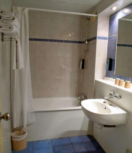 Habitación Doble con cama supletoria - 2 camas del hotel Travelodge Barcelona del Vallés. Foto 4