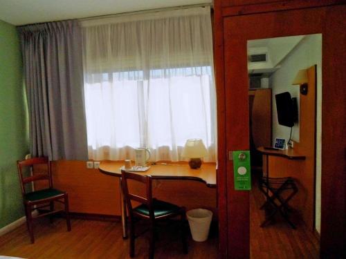 Habitación Doble adaptada para personas con movilidad reducida del hotel Travelodge Barcelona del Vallés. Foto 4