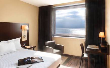 Junior suite del hotel Leonardo Royal Barcelona Forum. Foto 1