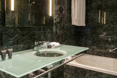 Habitación doble del hotel Leonardo Royal Barcelona Forum. Foto 1