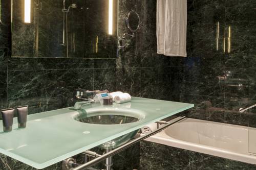 Habitación doble 2 camas del hotel Leonardo Royal Barcelona Forum. Foto 1