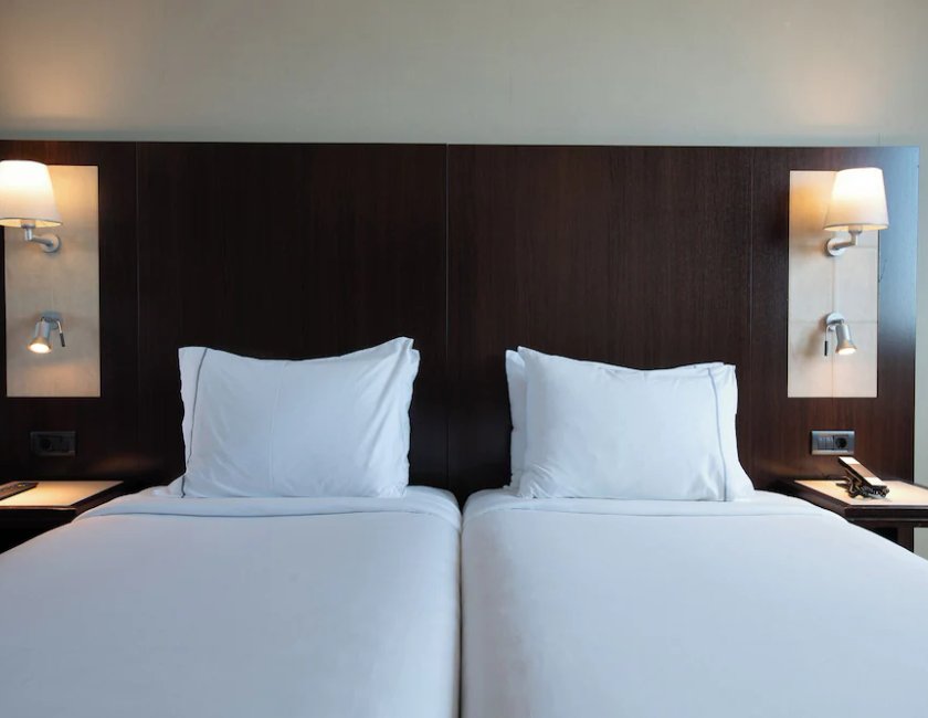 Habitación Deluxe del hotel Leonardo Royal Barcelona Forum. Foto 3