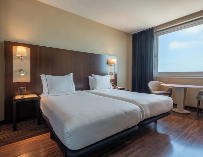 Habitación Deluxe del hotel Leonardo Royal Barcelona Forum. Foto 4