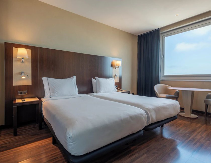 Habitación Deluxe del hotel Leonardo Royal Barcelona Forum. Foto 5