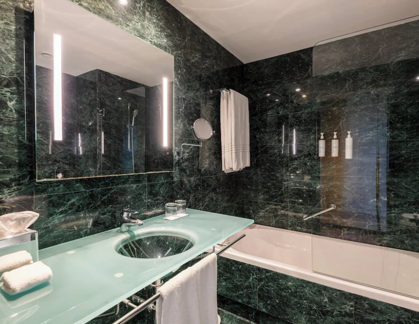 Habitación Superior del hotel Leonardo Royal Barcelona Forum. Foto 9