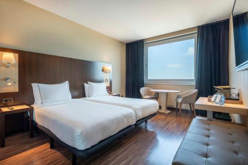 Habitación Doble Deluxe con vistas al mar - 1 o 2 camas del hotel Leonardo Royal Barcelona Forum. Foto 1