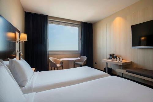 Habitación Doble Deluxe con vistas al mar - 1 o 2 camas del hotel Leonardo Royal Barcelona Forum. Foto 3