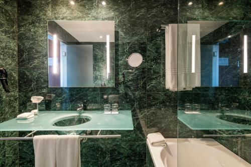 Habitación Doble Deluxe con vistas al mar - 1 o 2 camas del hotel Leonardo Royal Barcelona Forum. Foto 5