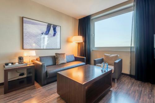 Suite Junior Triple del hotel Leonardo Royal Barcelona Forum. Foto 2