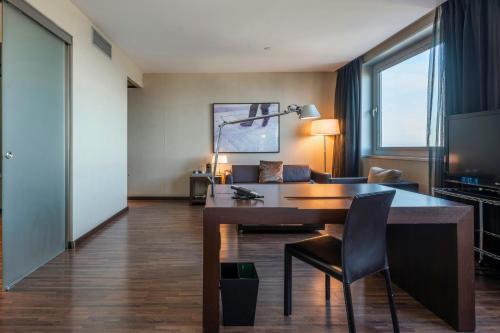 Suite Junior Triple del hotel Leonardo Royal Barcelona Forum. Foto 3
