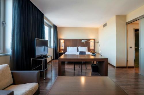 Suite Junior Triple del hotel Leonardo Royal Barcelona Forum. Foto 4
