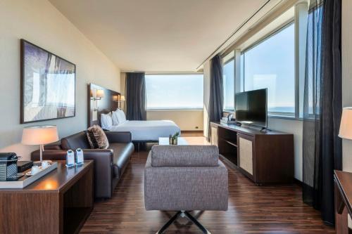 Suite con vistas al mar del hotel Leonardo Royal Barcelona Forum