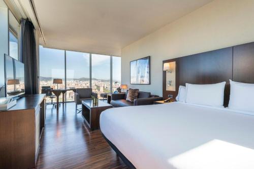 Suite con vistas al mar del hotel Leonardo Royal Barcelona Forum. Foto 2