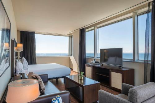 Suite Triple con vistas al mar del hotel Leonardo Royal Barcelona Forum. Foto 3