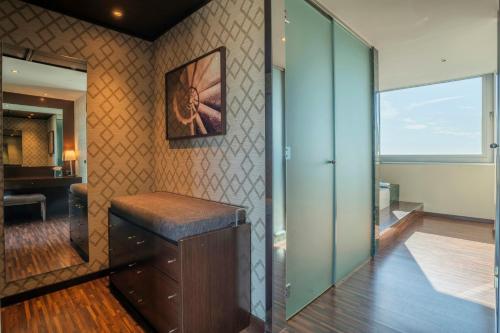 Suite Triple con vistas al mar del hotel Leonardo Royal Barcelona Forum. Foto 6