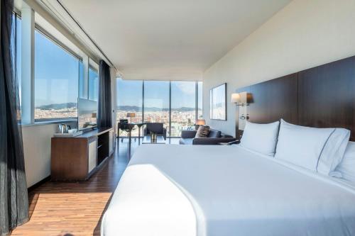 Suite Cuádruple con vistas al mar del hotel Leonardo Royal Barcelona Forum. Foto 1