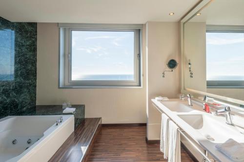 Suite Cuádruple con vistas al mar del hotel Leonardo Royal Barcelona Forum. Foto 5