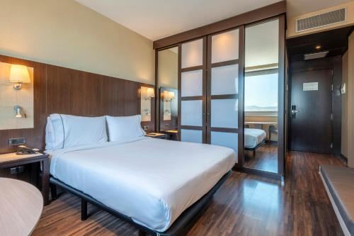 Habitación Doble Superior con vistas a la ciudad - 1 o 2 camas del hotel Leonardo Royal Barcelona Forum. Foto 3