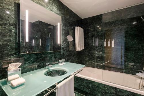 Habitación Doble Superior con vistas a la ciudad - 1 o 2 camas del hotel Leonardo Royal Barcelona Forum. Foto 5
