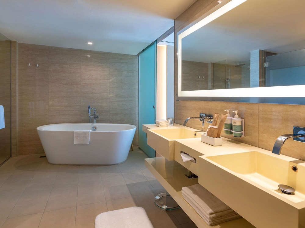 Suite Ejecutiva con cama King del hotel Novotel Manila Araneta City. Foto 1