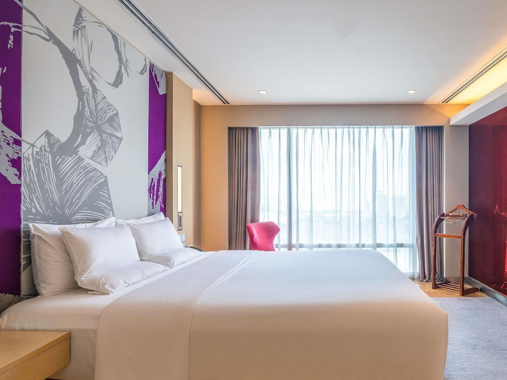 Suite Ejecutiva con cama King del hotel Novotel Manila Araneta City. Foto 2