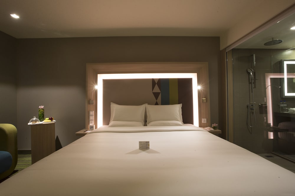 Habitación Superior con cama king del hotel Novotel Manila Araneta City. Foto 1