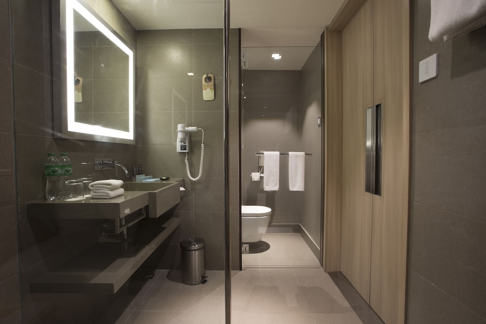Habitación Superior con Dos Camas Individuales del hotel Novotel Manila Araneta City. Foto 5