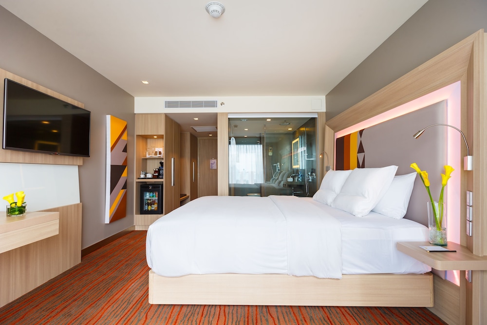 Habitación Deluxe con cama King del hotel Novotel Manila Araneta City. Foto 1