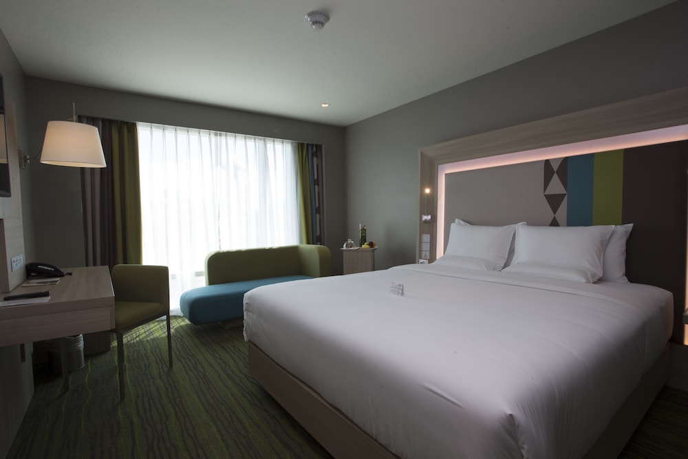 Habitación Deluxe con cama King del hotel Novotel Manila Araneta City. Foto 2