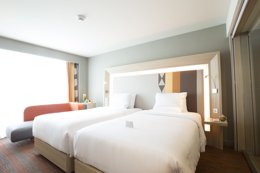 Habitación Deluxe con dos camas individuales del hotel Novotel Manila Araneta City. Foto 1