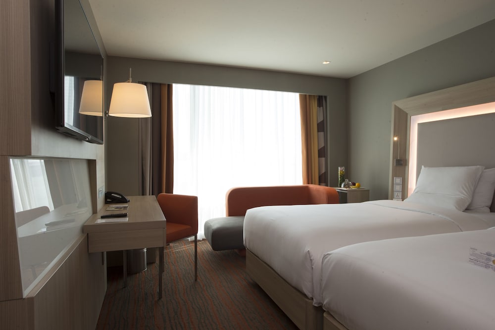 Habitación Deluxe con dos camas individuales del hotel Novotel Manila Araneta City. Foto 2