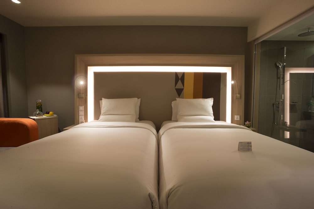 Habitación Deluxe con dos camas individuales del hotel Novotel Manila Araneta City. Foto 3