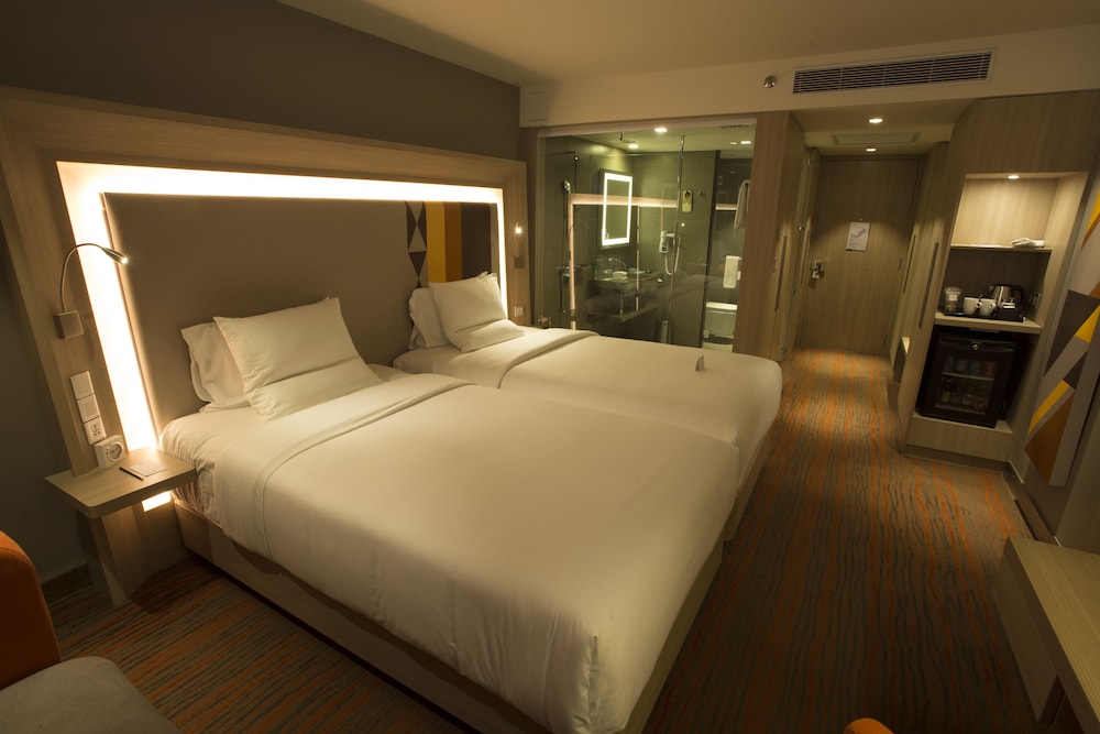 Habitación Deluxe con dos camas individuales del hotel Novotel Manila Araneta City. Foto 5