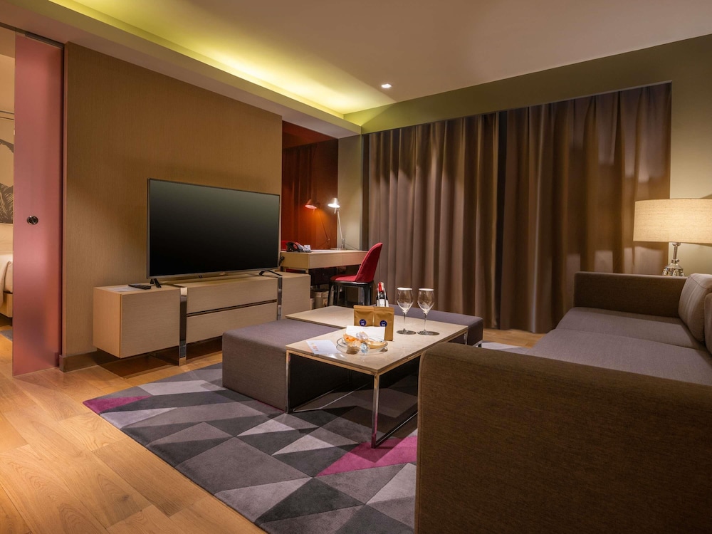 Suite Ejecutiva con cama King del hotel Novotel Manila Araneta City. Foto 4