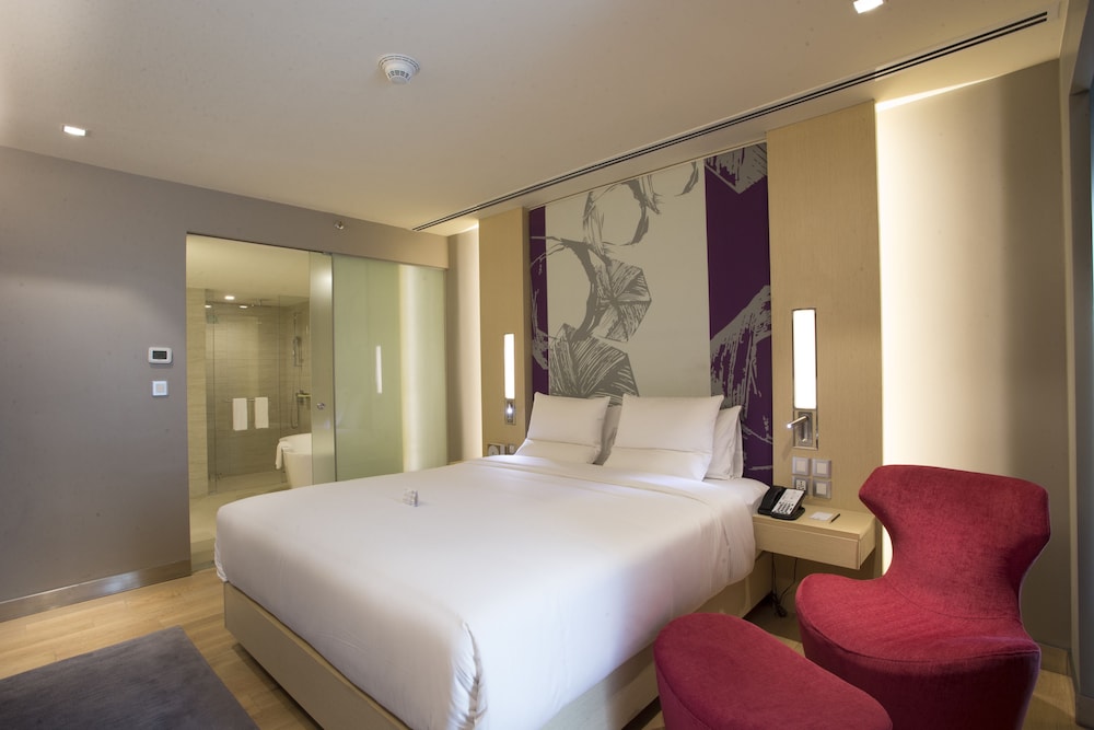 Suite Ejecutiva con cama King del hotel Novotel Manila Araneta City. Foto 5