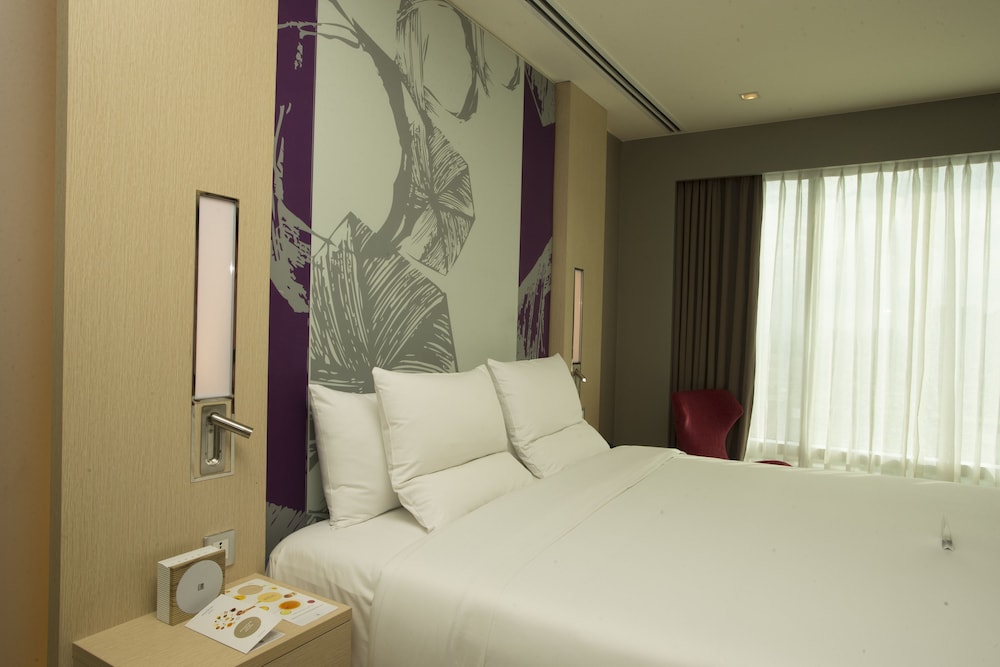 Suite Ejecutiva con cama King del hotel Novotel Manila Araneta City. Foto 6