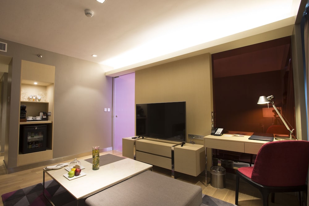 Suite Ejecutiva con cama King del hotel Novotel Manila Araneta City. Foto 7