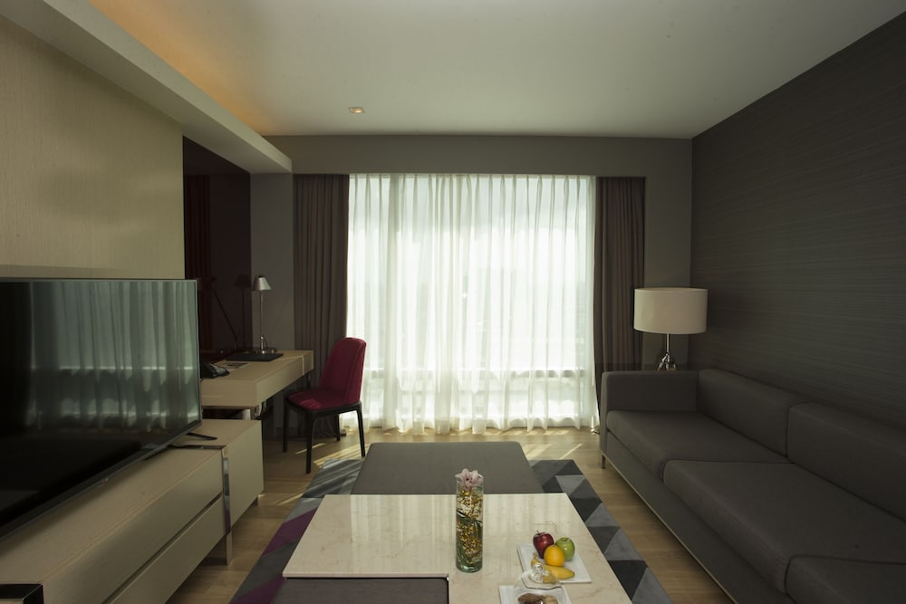 Suite Ejecutiva con cama King del hotel Novotel Manila Araneta City. Foto 8