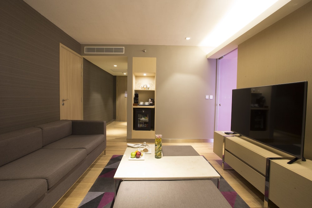 Suite Ejecutiva con cama King del hotel Novotel Manila Araneta City. Foto 10