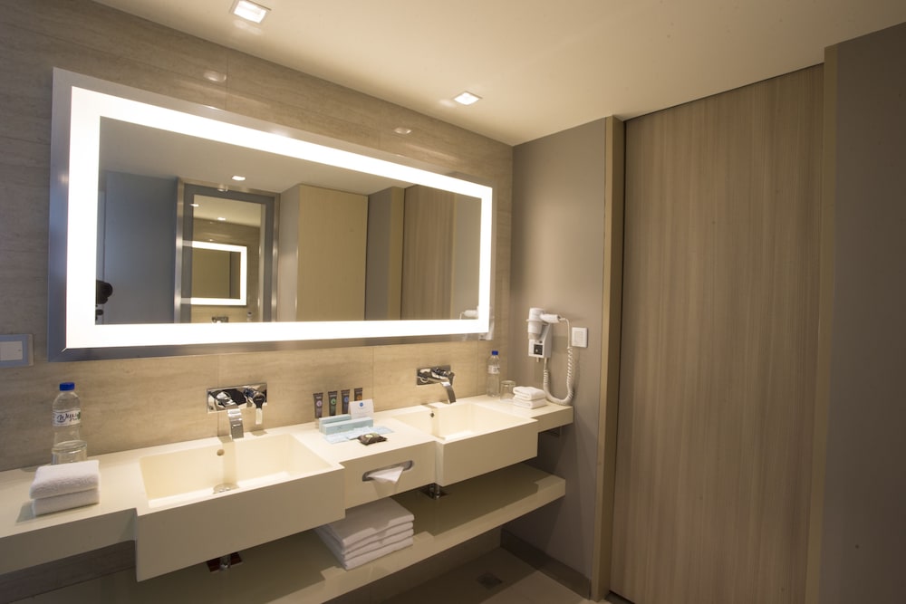 Suite Ejecutiva con cama King del hotel Novotel Manila Araneta City. Foto 11