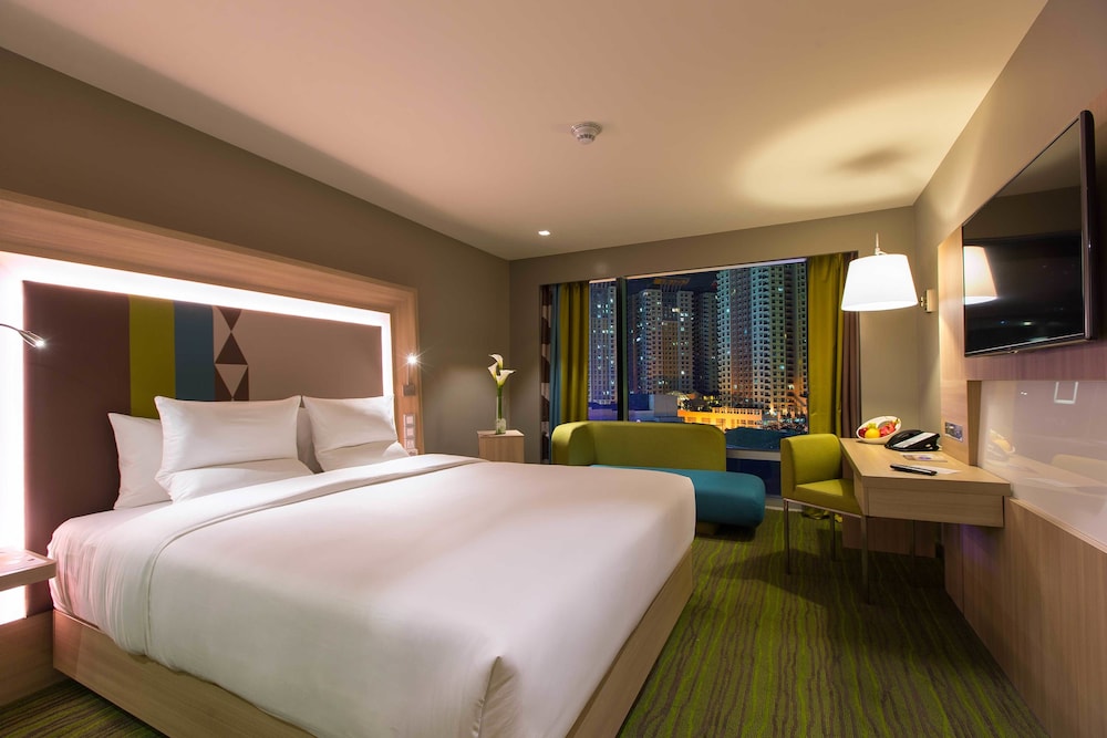 Suite Ejecutiva con cama King del hotel Novotel Manila Araneta City. Foto 12