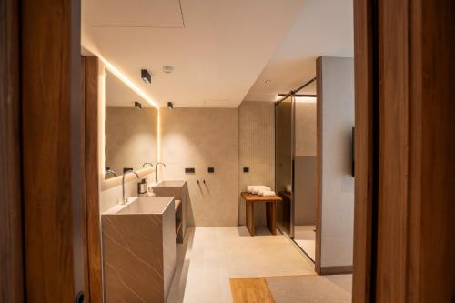Suite con bañera de hidromasaje del hotel Zenit Conde De Borrell. Foto 5