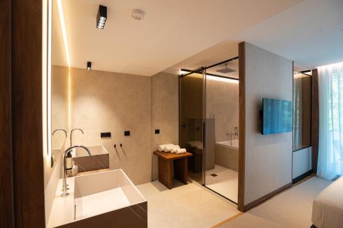 Suite con bañera de hidromasaje del hotel Zenit Conde De Borrell. Foto 6