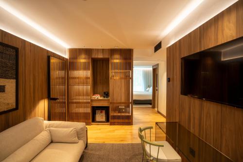 Suite con bañera de hidromasaje del hotel Zenit Conde De Borrell. Foto 8