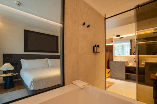 Suite con bañera de hidromasaje del hotel Zenit Conde De Borrell. Foto 9