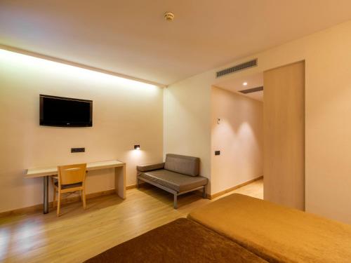 Habitación Triple del hotel Barcelona House. Foto 10
