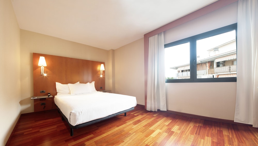 Habitación con 1 cama doble o 2 individuales del hotel Ciutat Martorell. Foto 6