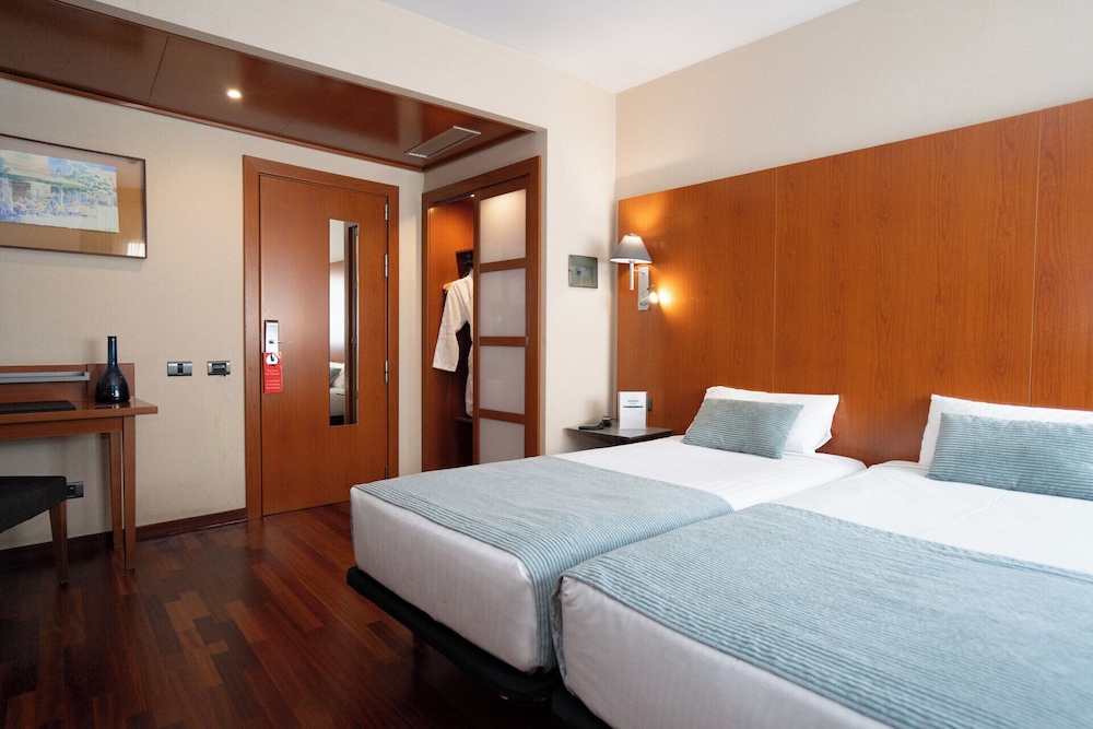 Habitación con 1 cama doble o 2 individuales del hotel Ciutat Martorell. Foto 1